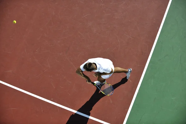 Молодий чоловік грає в теніс — стокове фото