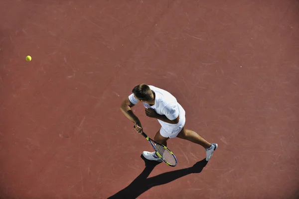 Mladý Muž Hrát Tenis Venkovní Oranžové Tenis Pole Ranní — Stock fotografie