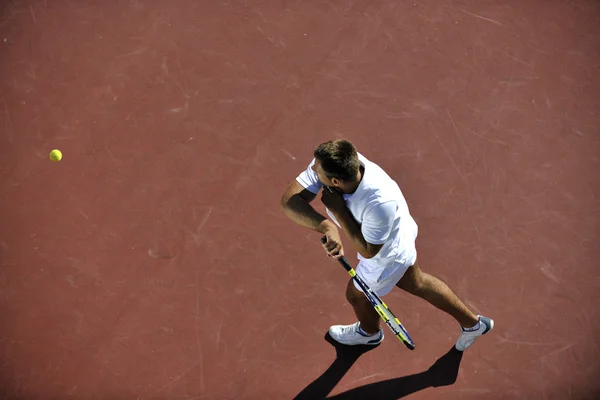 Fiatal férfi teniszezik — Stock Fotó