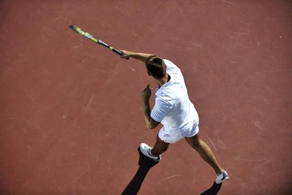 Молодий чоловік грає в теніс — стокове фото