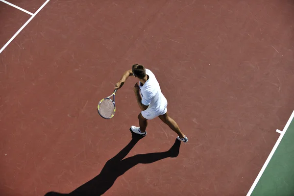 若い男がテニスをする — ストック写真