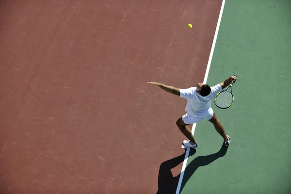 Mladý Muž Hrát Tenis Venkovní Oranžové Tenis Pole Ranní — Stock fotografie