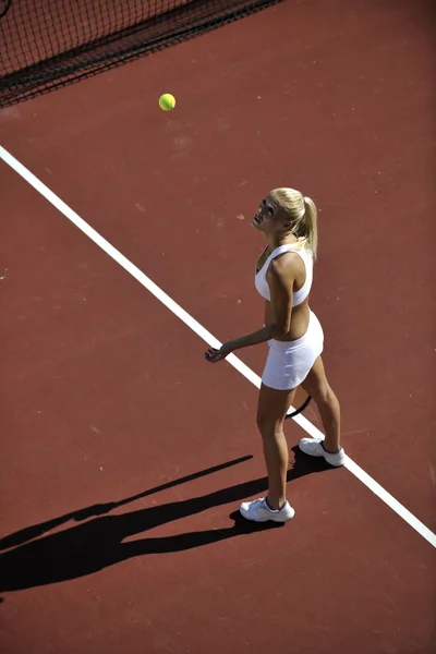 若い女性テニス オレンジ テニス フィールドに屋外早朝にフィットします — ストック写真