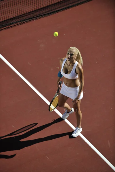 Jovem mulher jogar tênis ao ar livre — Fotografia de Stock