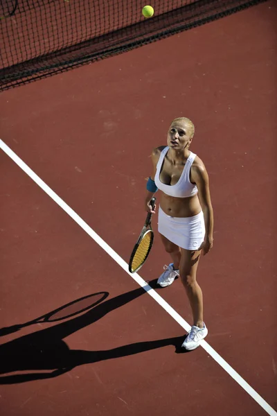 Ung Fit Kvinde Spiller Tennis Udendørs Orange Tennisbane Tidligt Morgenen - Stock-foto