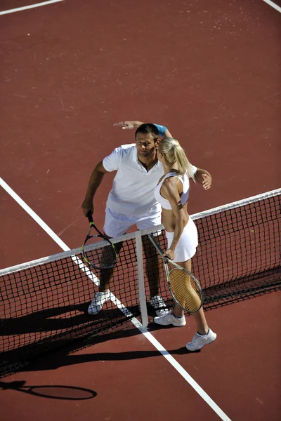 快乐的年轻夫妻玩网球游戏户外男人和女人 — 图库照片