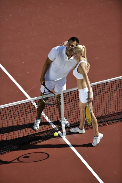 Счастливая Молодая Пара Играть Теннис Открытом Воздухе Мужчина Женщина — стоковое фото