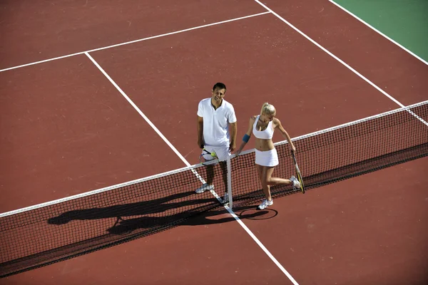 Felice giovane coppia giocare a tennis all'aperto — Foto Stock