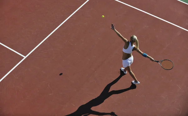 Молода Підтягнута Жінка Грає Теніс Відкритому Повітрі Помаранчевому Тенісному Полі — стокове фото