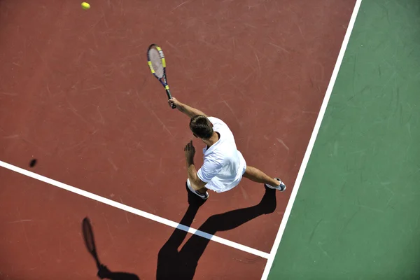 Jeune homme jouer au tennis Photo De Stock