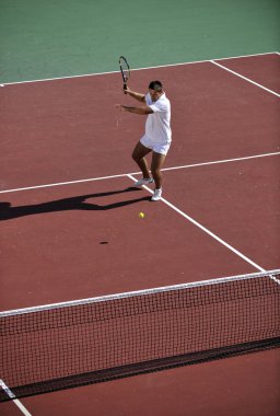 genç adam play Tenis açık portakal Tenis sahada sabah