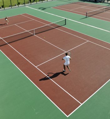 genç adam play Tenis açık portakal Tenis sahada sabah