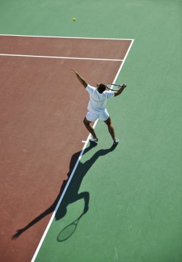 genç adam play Tenis açık portakal Tenis sahada sabah