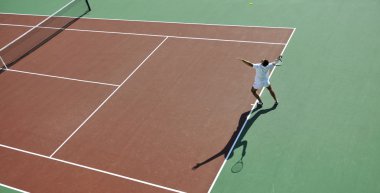 genç adam play Tenis açık portakal Tenis sahada sabah