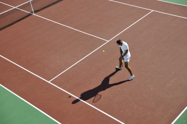 genç adam play Tenis açık portakal Tenis sahada sabah