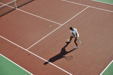 Genç adam tenis oynuyor