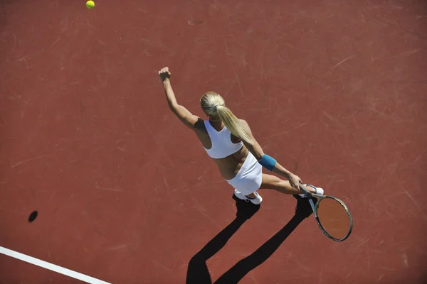 Jonge vrouw play tennis buiten — Stockfoto