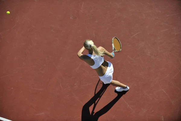 Mujer joven jugar al tenis al aire libre —  Fotos de Stock