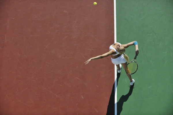 Giovane donna giocare a tennis all'aperto — Foto Stock