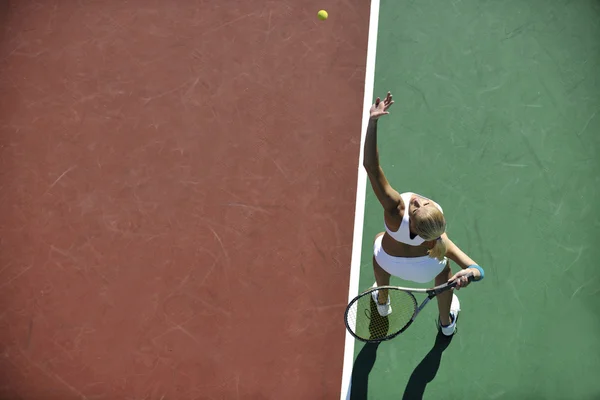 Giovane Donna Forma Giocare Tennis All Aperto Sul Campo Tennis — Foto Stock