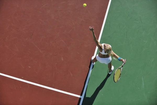 Jonge vrouw play tennis buiten — Stockfoto