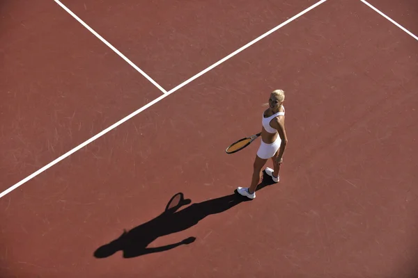Fiatal nő tenisz szabadtéri — Stock Fotó