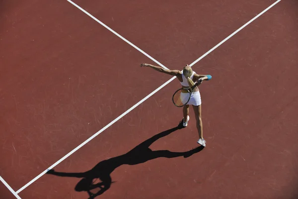 Unga Passar Kvinnan Spela Tennis Utomhus Orange Tennis Fältet Tidigt — Stockfoto