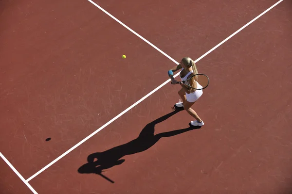 Junge Fitte Frau Spielt Tennis Freien Auf Orangefarbenem Tennisplatz Frühen — Stockfoto
