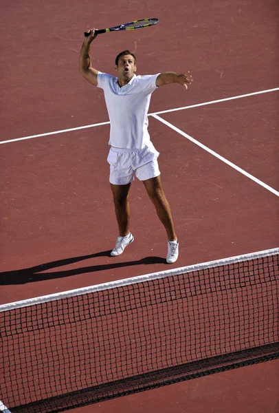 Giovane giocare a tennis — Foto Stock