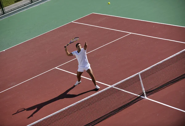 ชายหนุ่มเล่นเทนนิส — ภาพถ่ายสต็อก