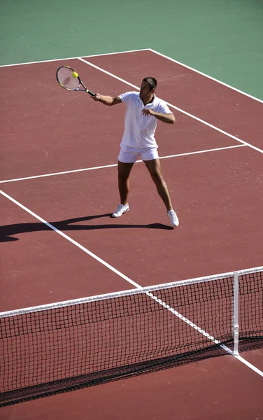 Jongeman tennissen — Stockfoto