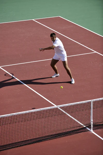 Junger Mann Spielt Frühmorgens Tennis Freien Auf Orangefarbenem Tennisplatz — Stockfoto