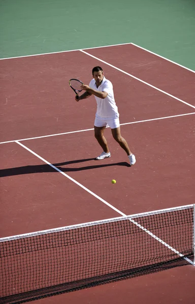 Joven jugar tenis — Foto de Stock