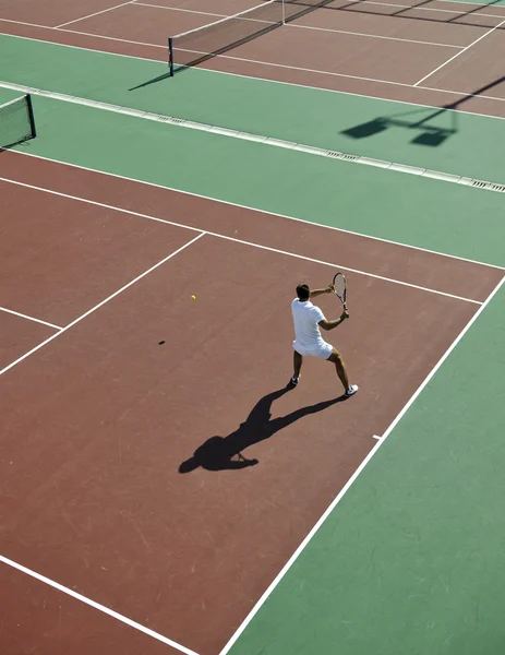 Mladý muž hrát tenis — Stock fotografie