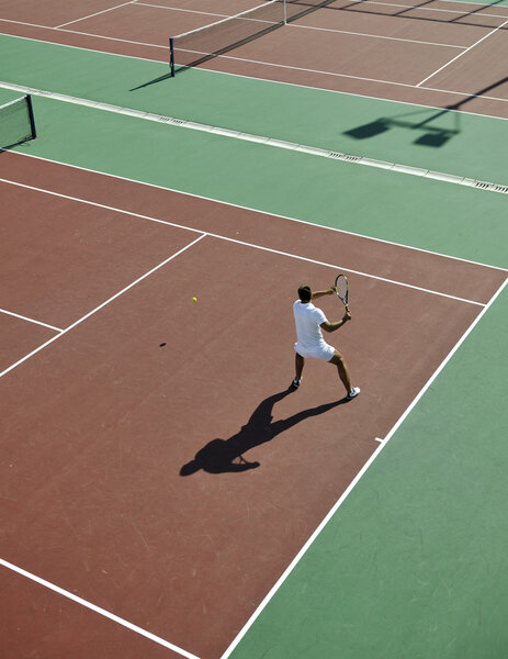 молодой человек играет в теннис