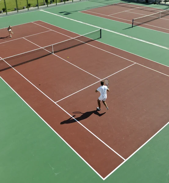 Молодой Человек Играет Теннис Открытом Воздухе Оранжевом Теннисном Поле Рано — стоковое фото