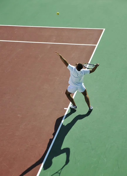 Молодий Чоловік Грає Теніс Відкритому Повітрі Помаранчевому Тенісному Полі Рано — стокове фото