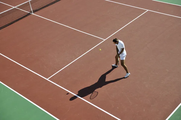 Giovane Giocare Tennis All Aperto Sul Campo Tennis Arancione Mattino — Foto Stock