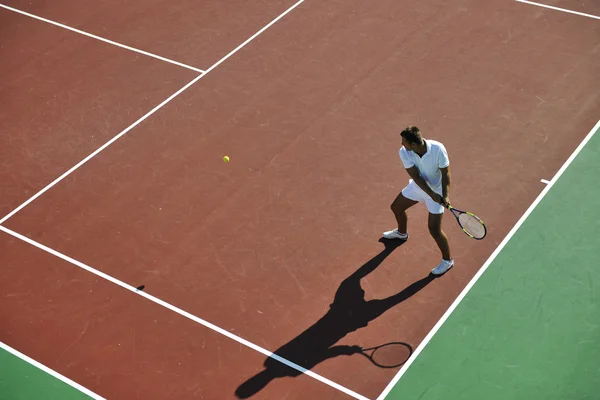 Jonge Man Tennissen Buiten Oranje Tennisveld Vroege Ochtend — Stockfoto