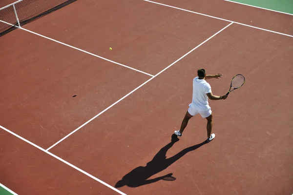 Ο νεαρός παίζει τένις. — Φωτογραφία Αρχείου