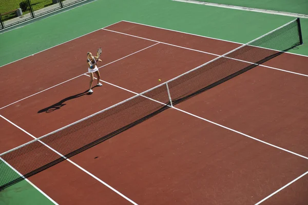 Junge Frau spielt Tennis im Freien — Stockfoto