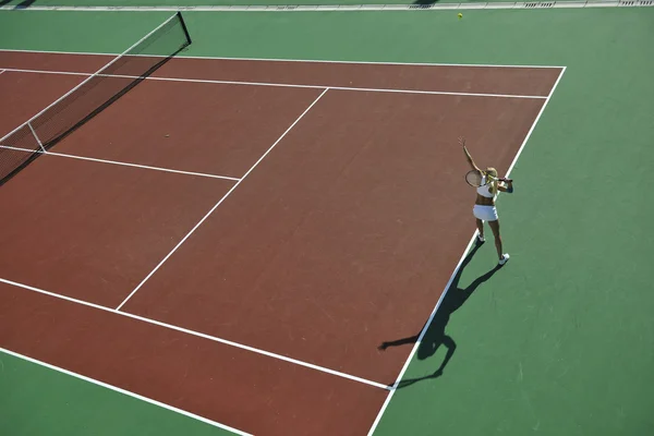 Νεαρή γυναίκα παίζουν τένις εξωτερική — Φωτογραφία Αρχείου