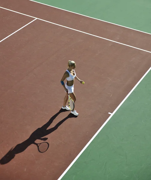 Giovane Donna Forma Giocare Tennis All Aperto Sul Campo Tennis — Foto Stock