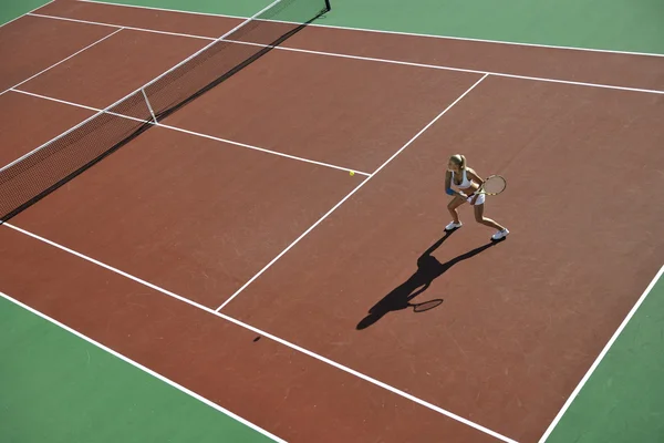 Genç Kadın Oyun Tenis Açık Portakal Tenis Alanında Erken Sabah — Stok fotoğraf