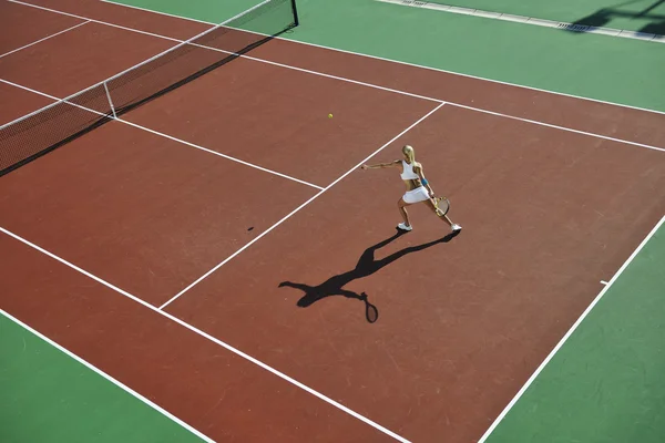 Jeune Femme Forme Jouer Tennis Plein Air Sur Terrain Tennis — Photo