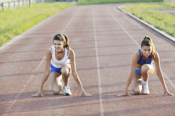 Mädchenmorgenlauf Und Wettkampf Auf Der Leichtathletikbahn — Stockfoto