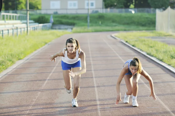 Genç Kızın Sabah Çalıştırmak Rekabet Spor Yarış Pisti — Stok fotoğraf