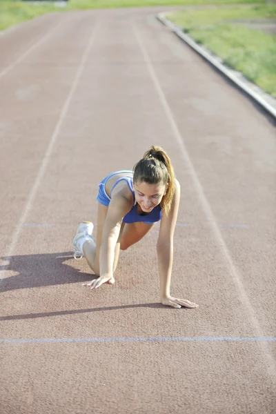 Genç Kadın Nihayet Finis Çizgi Yarış Pisti Çalışan Atletizm Geçiyor — Stok fotoğraf