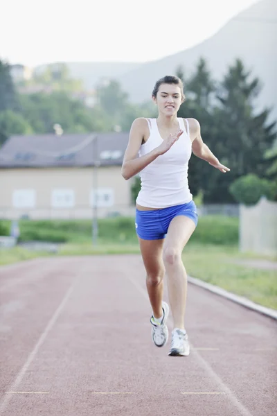 Mujer corriendo temprano en la mañana —  Fotos de Stock