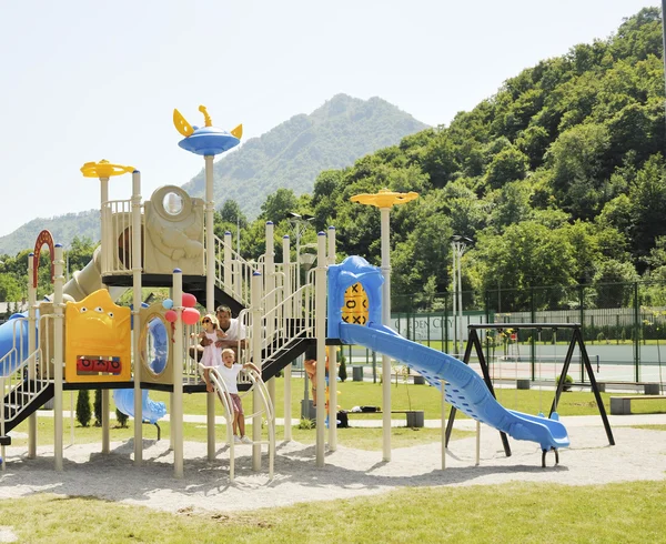 Junges Glückliches Familienporträt Auf Parkspielplatz — Stockfoto